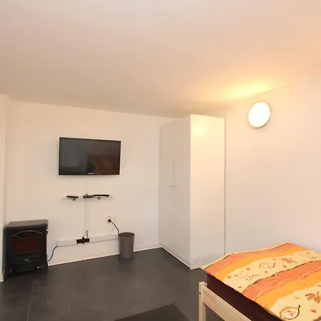 Private Souterrain Apartment *